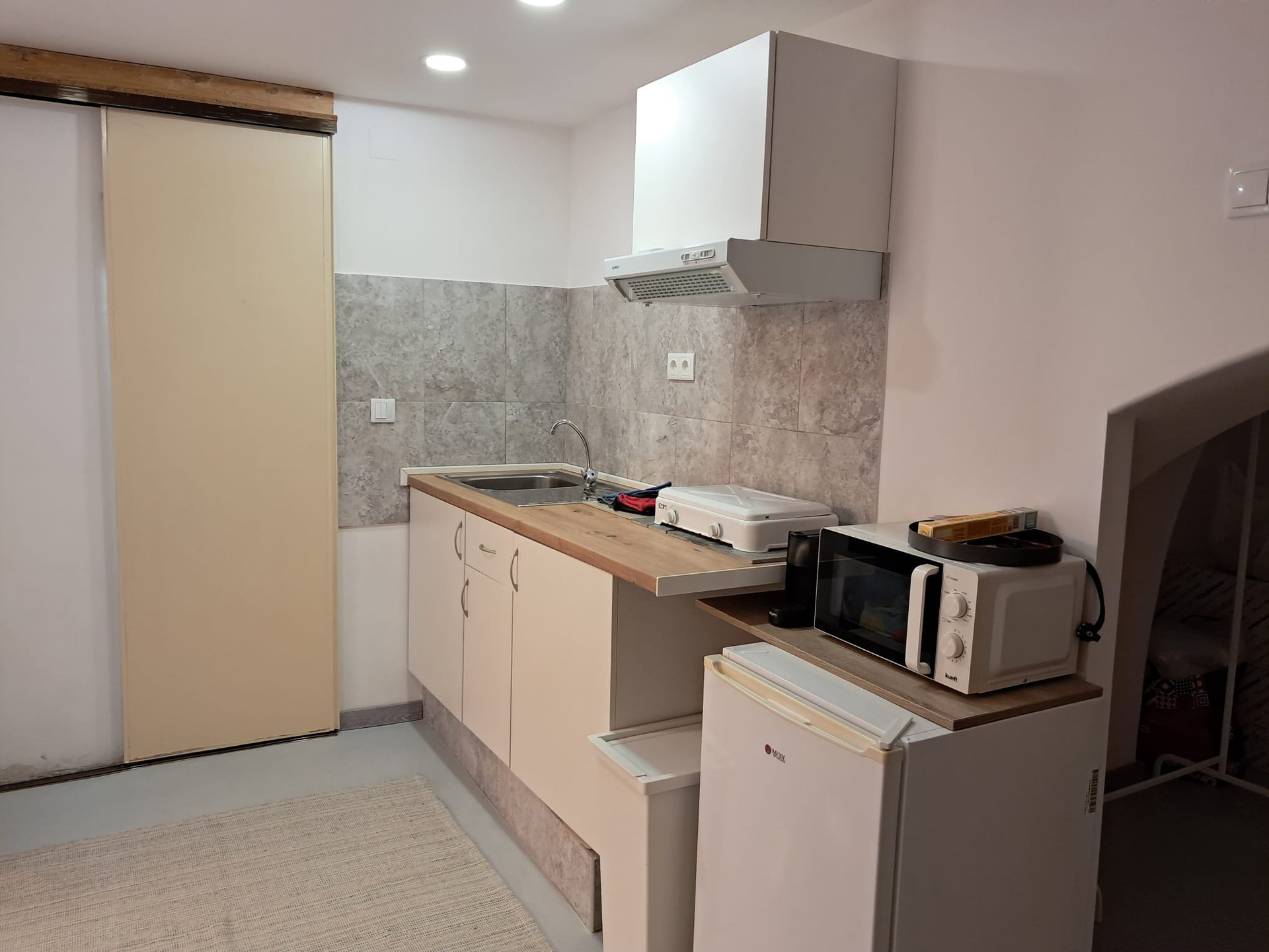 Compact kitchen with appliances