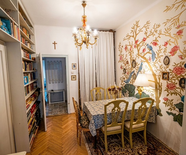 Dining room with floral wallpaper