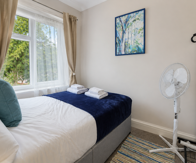 Spacious 3BR Flat Sleeps 7 in Greenford