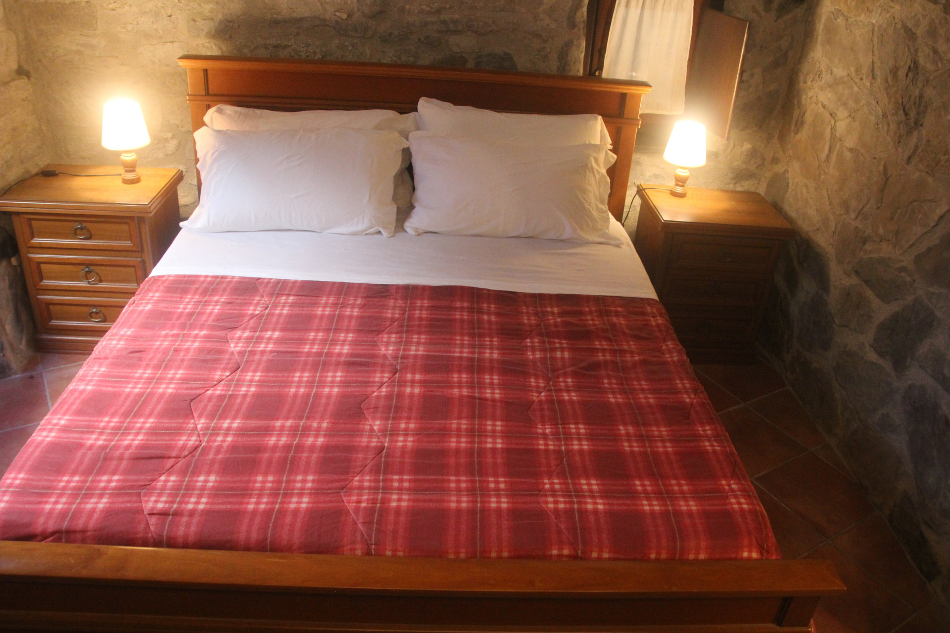 Double bed with bedside lamps