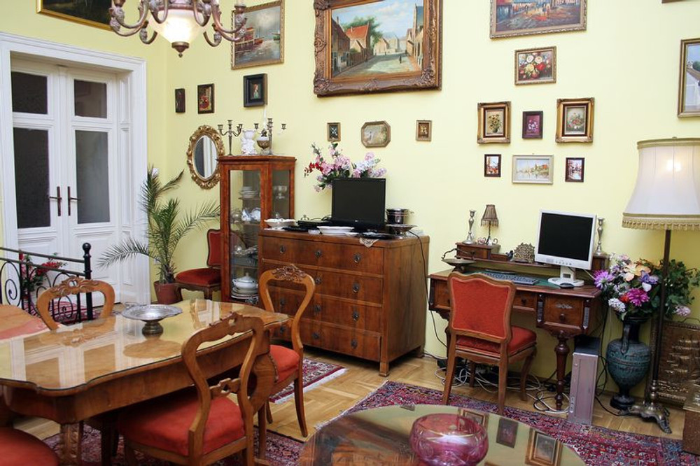 Antique style apartment with baclony!