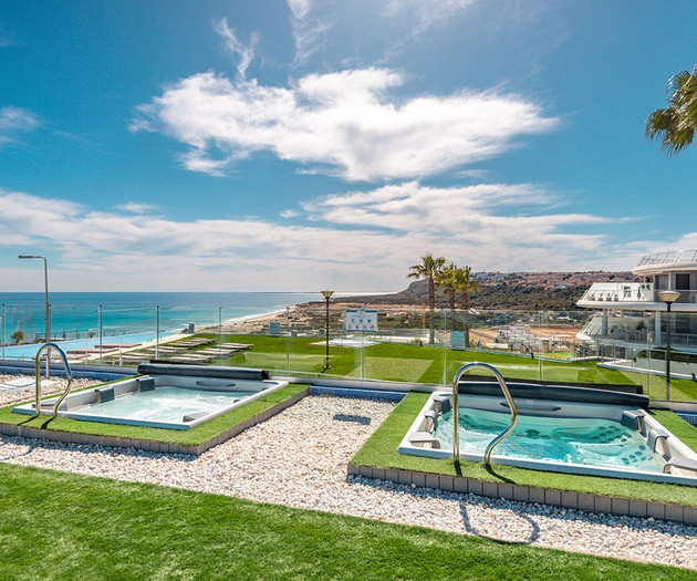 Luxury Beachfront Apt | Heated Pool, Gym & Seaview