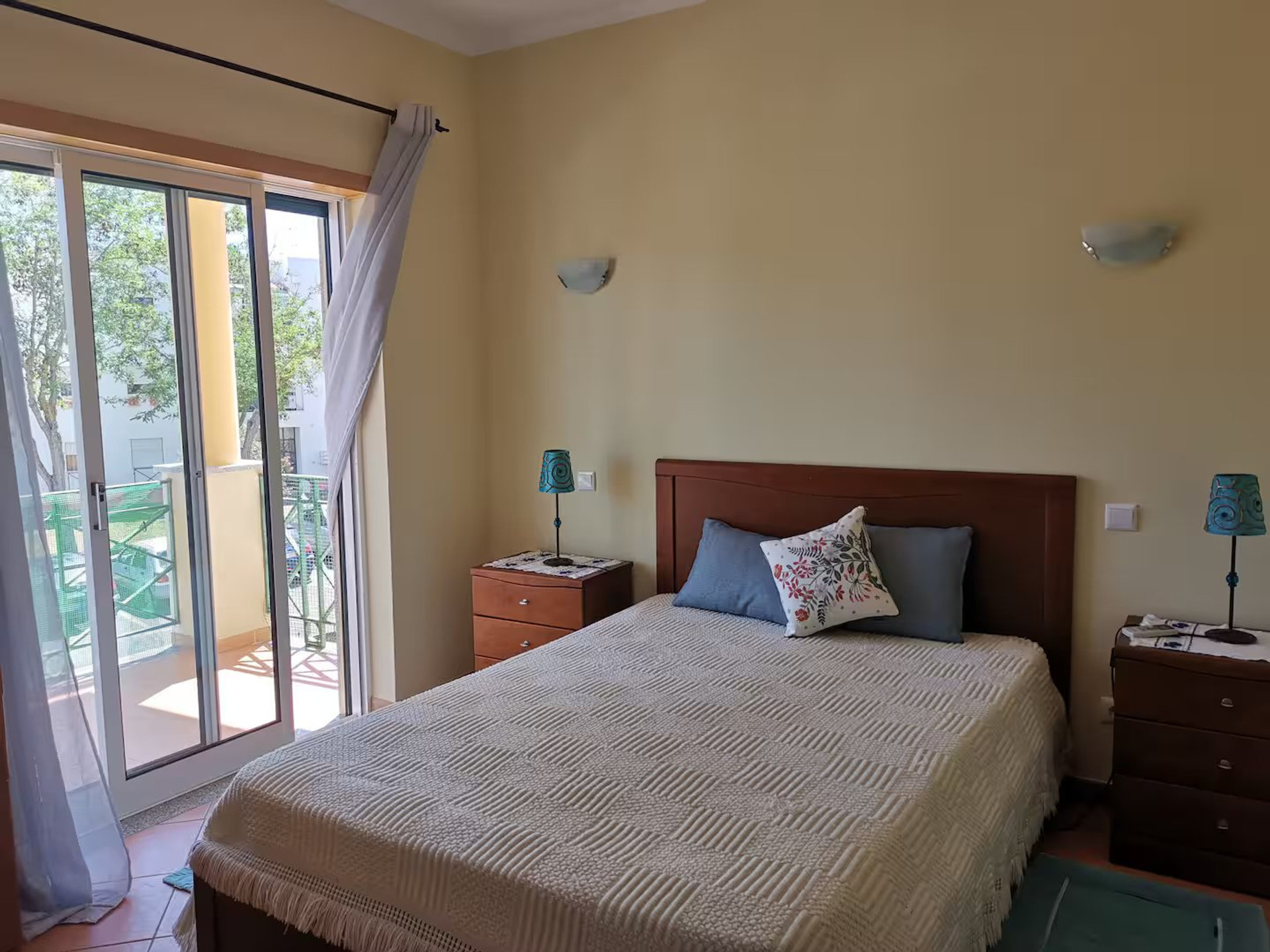 Suite with double bed, AC and balcony access.