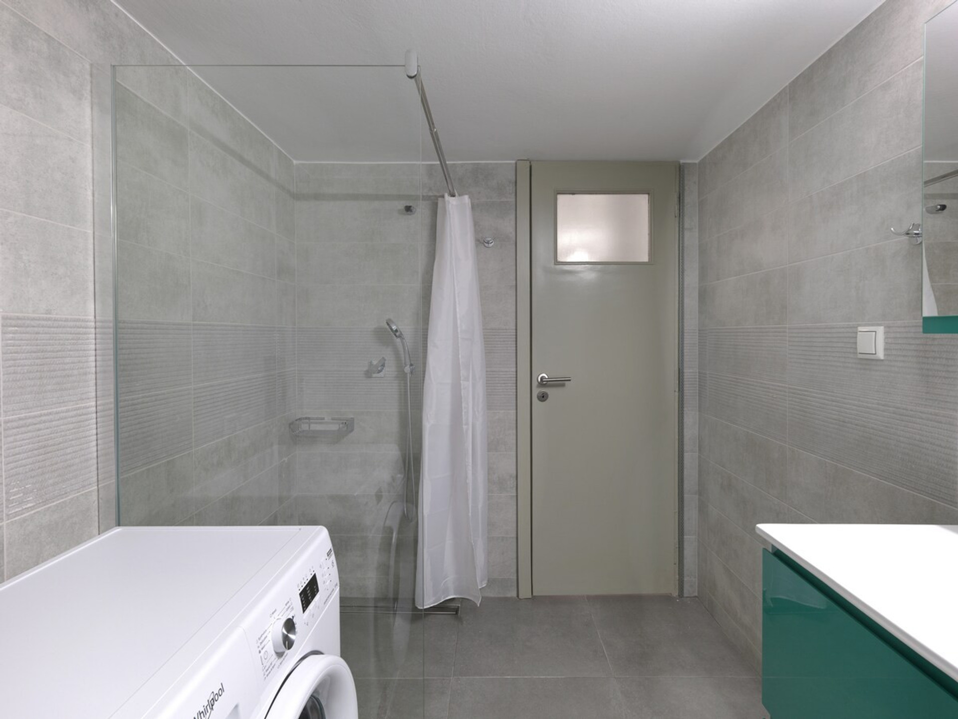 Full bathroom image 2