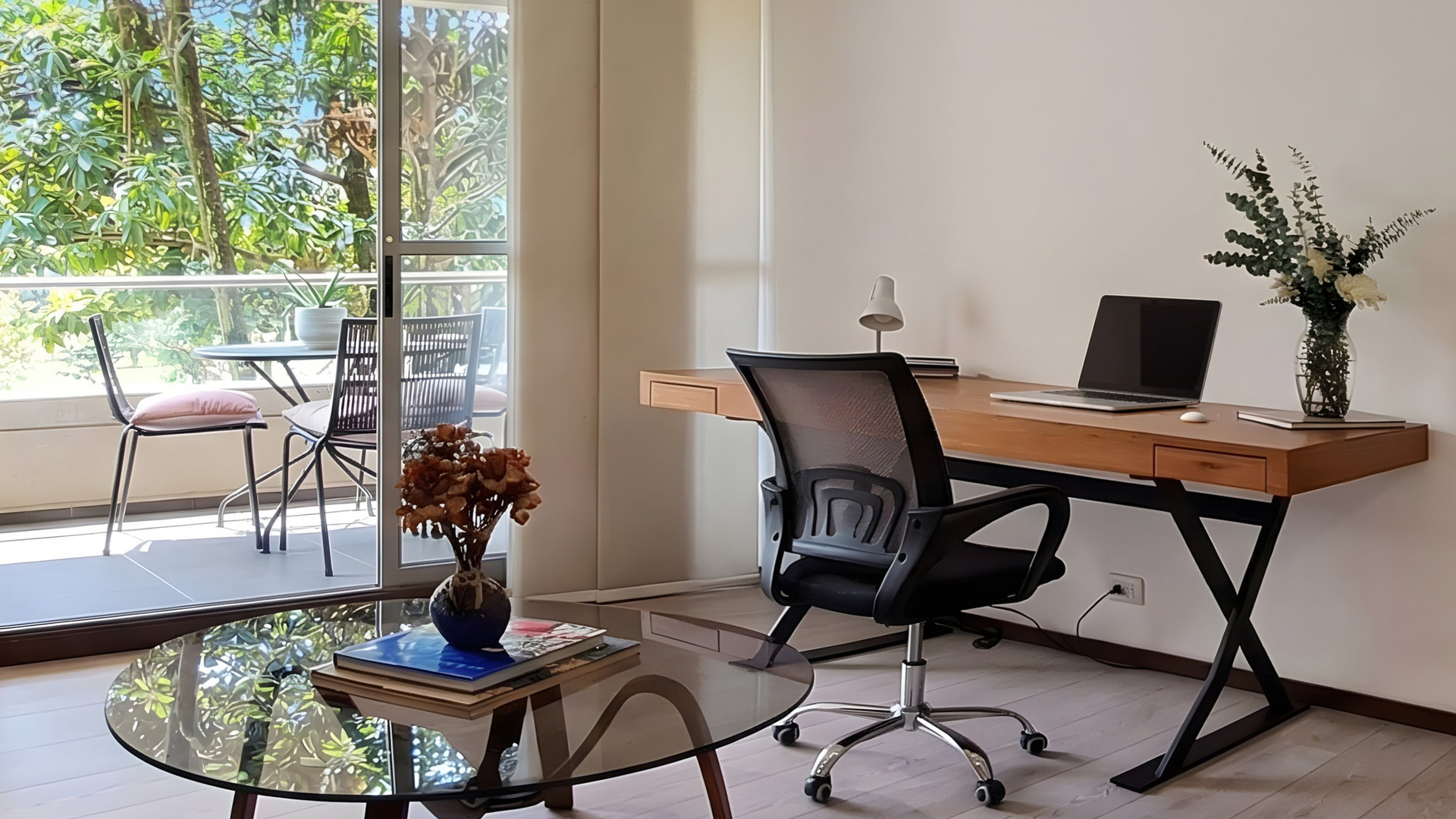 Comfortable work area with natural light, a large desk and a quiet atmosphere for remote work.