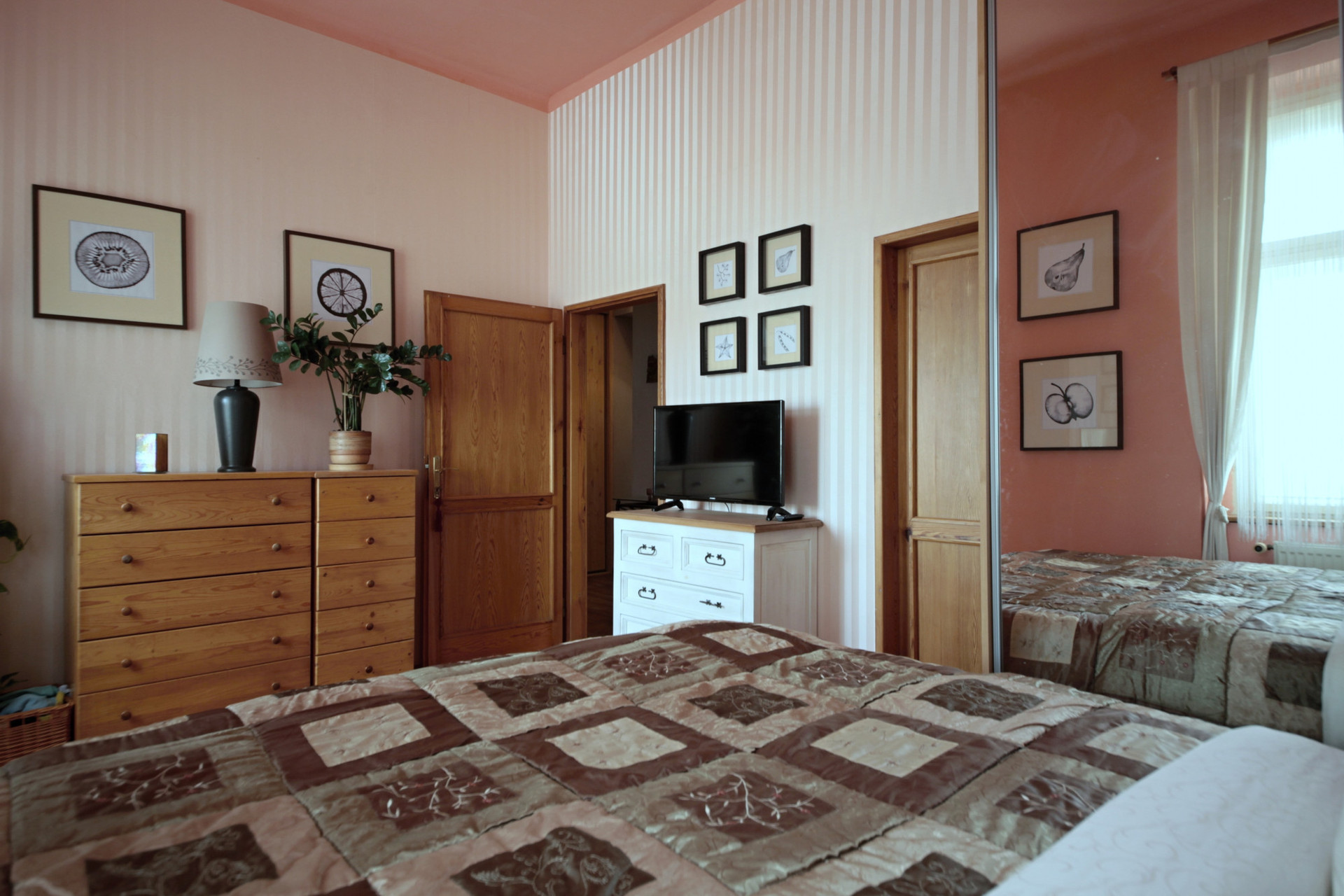 Ložnice/Bedroom 1