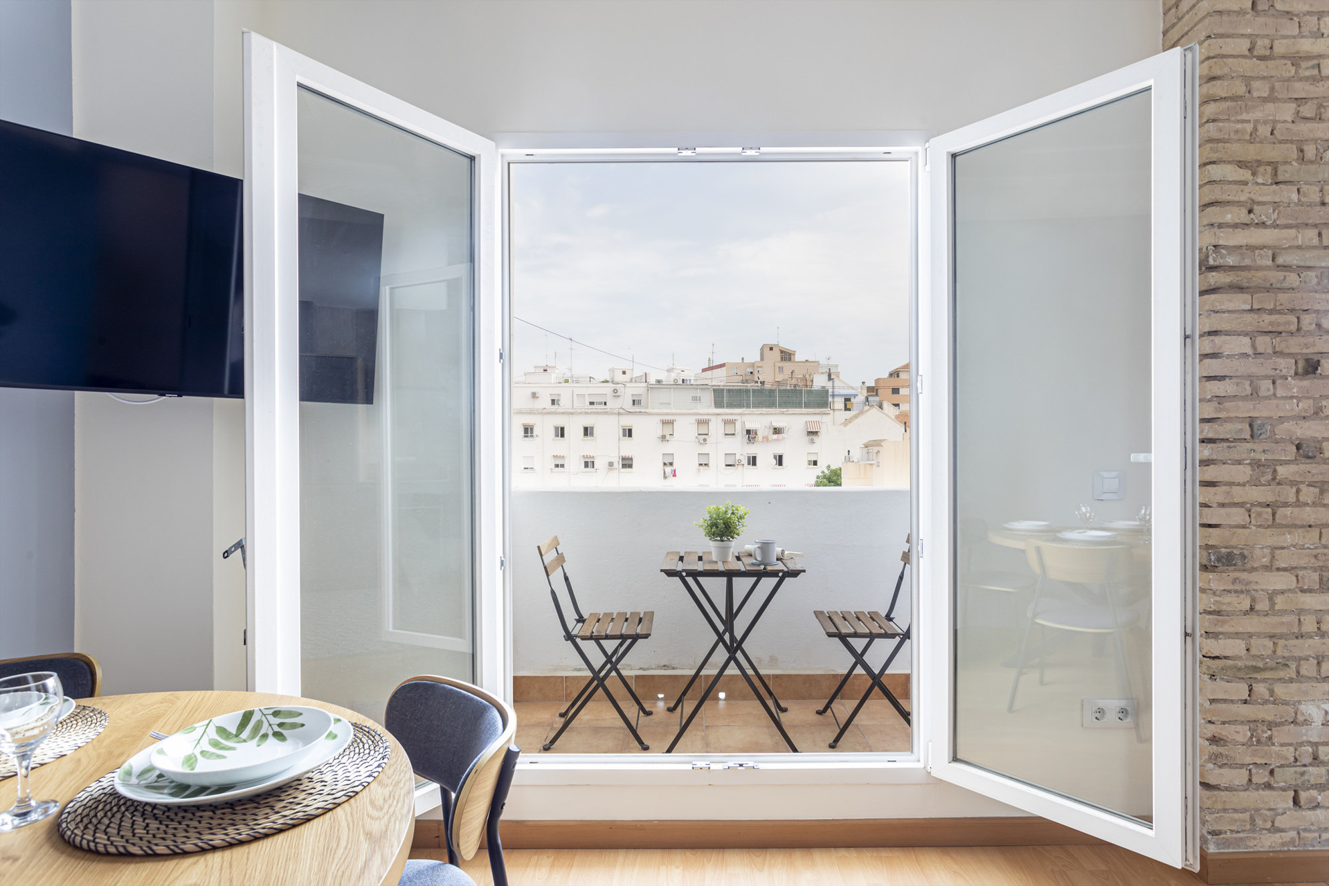 Relaxing terrace that brings natural light into the apartment.