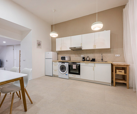 2 bedroom Large Kitchen Flat on Metro M1