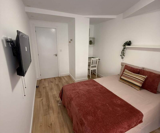 Double bedroom with private bathroom