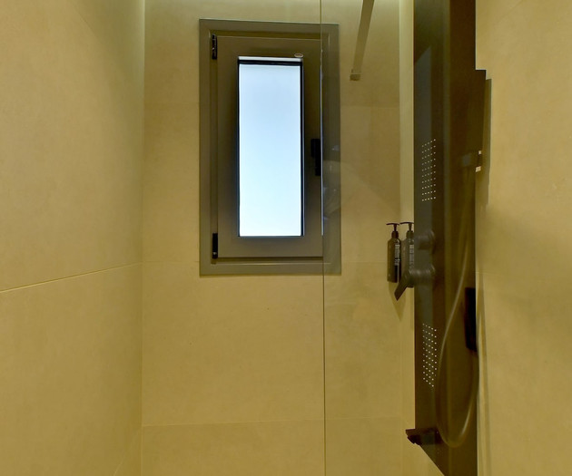 Full bathroom 2