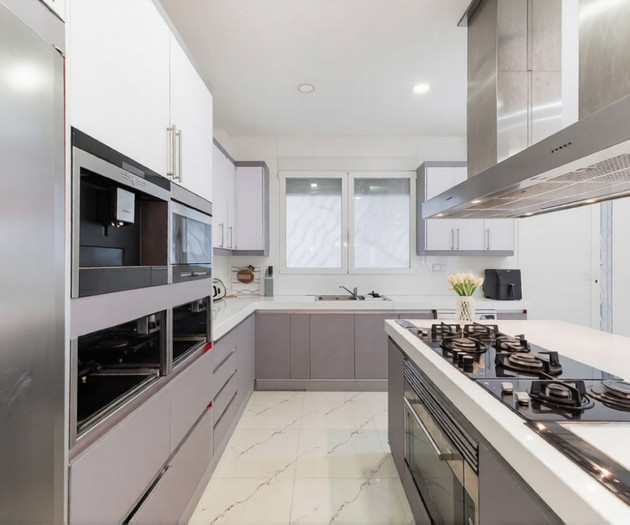 Large, modern house in Valencia City!