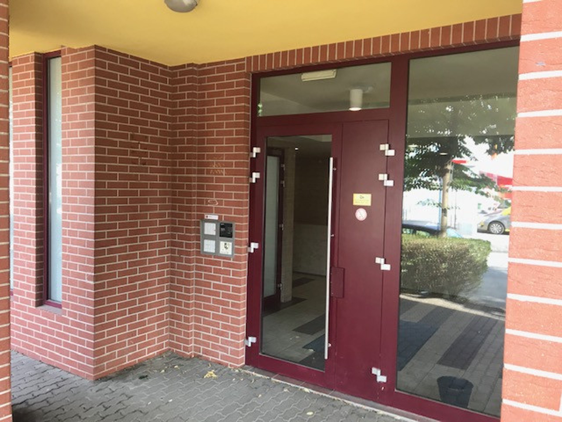 The street level entrance / Lépcsőház bejárat