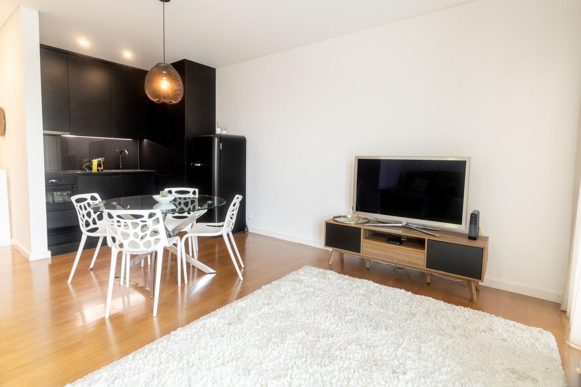 kitchenette / mesa de refeições / TV