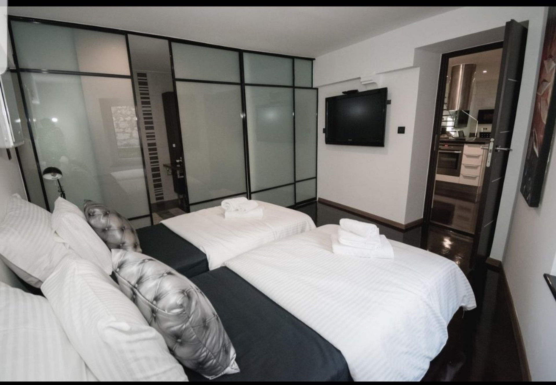 Twin bedroom with glass partition