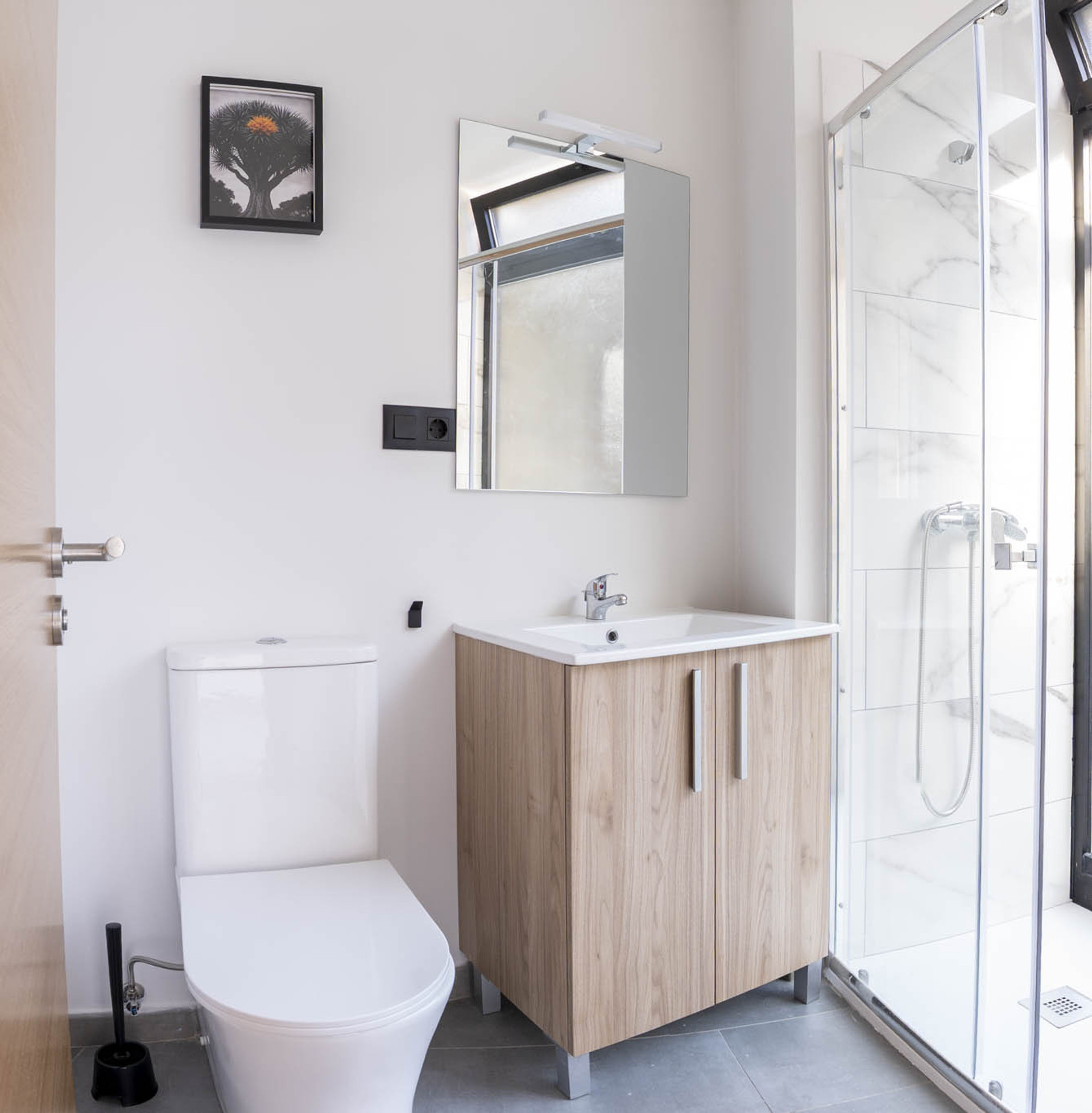 ensuite bathroom - room number 8 - Alsace