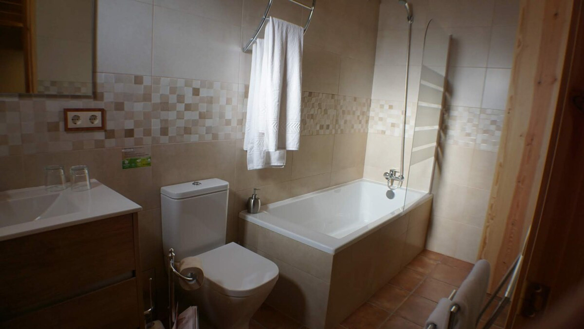 Full bathroom image 1