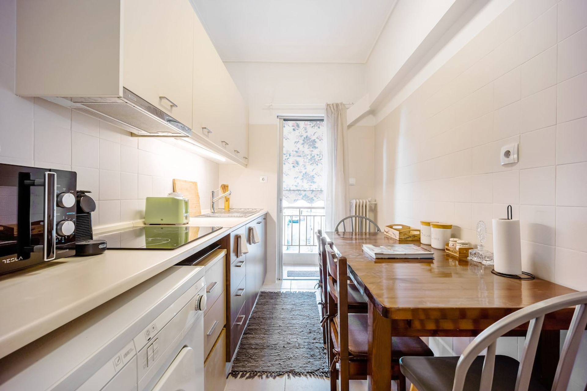 Fully equipped kitchen, - microwave - ceramic cooking hob (4 hobs) - fridge - washing machine - kettle - Nespresso Krups coffee machine - squeezer - toaster - spoons, forks, knives, glasses 