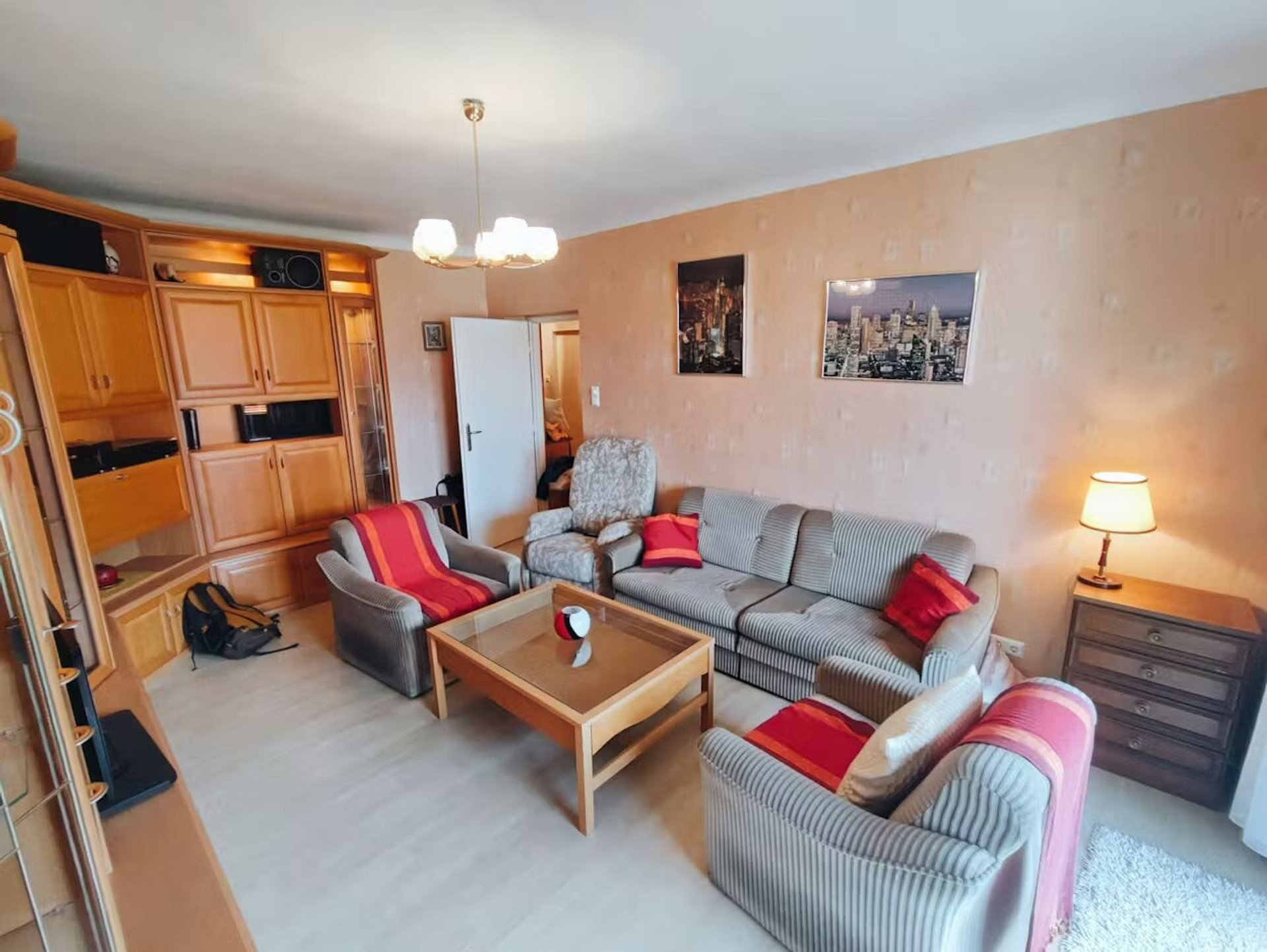 Spacious living room with sofa set