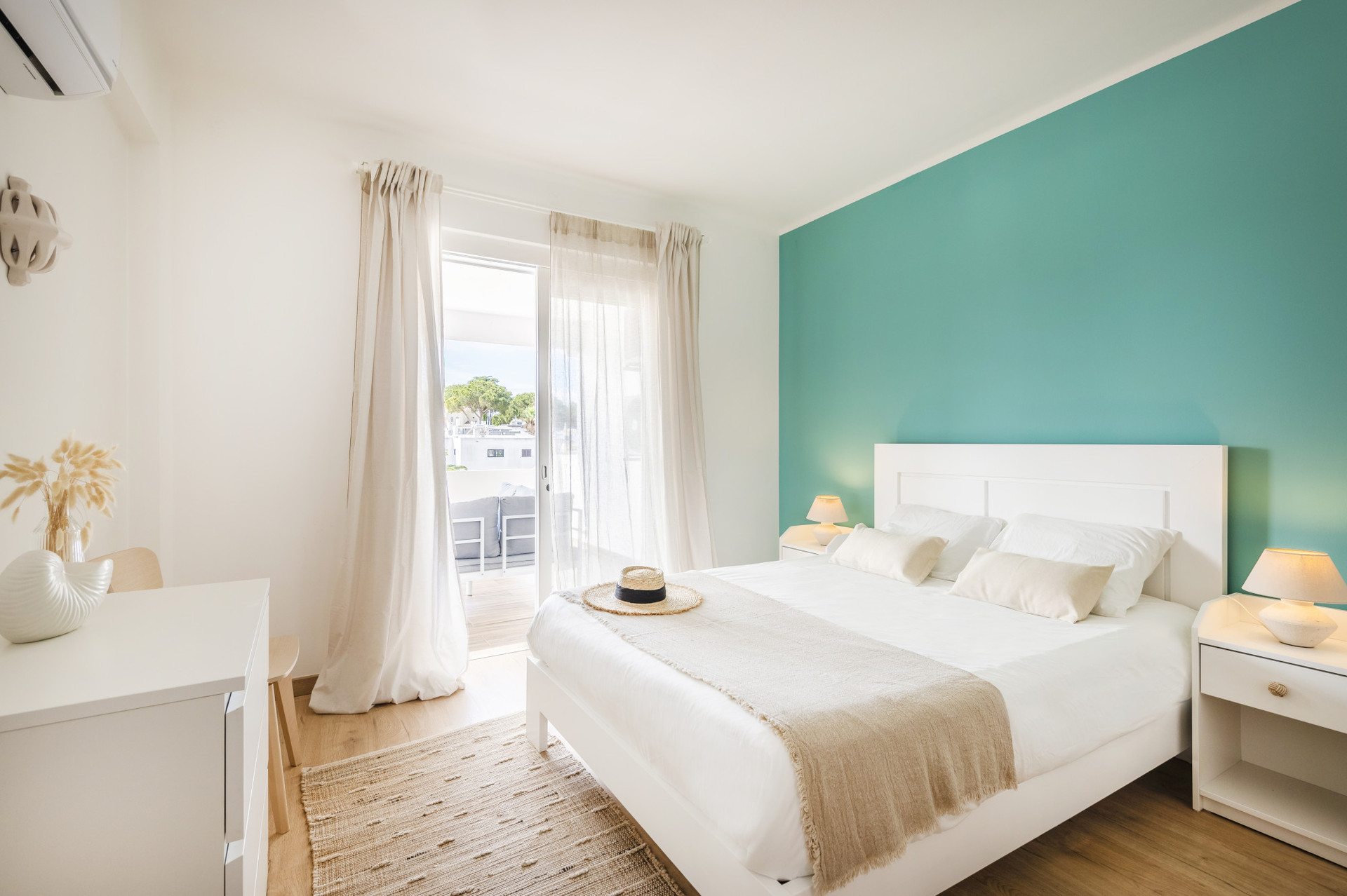 Double Bed Bedroom with en suite Bathroom and Air Conditioning