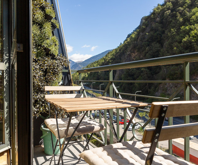 Artistic Duplex with Terrace | 10 min City Center
