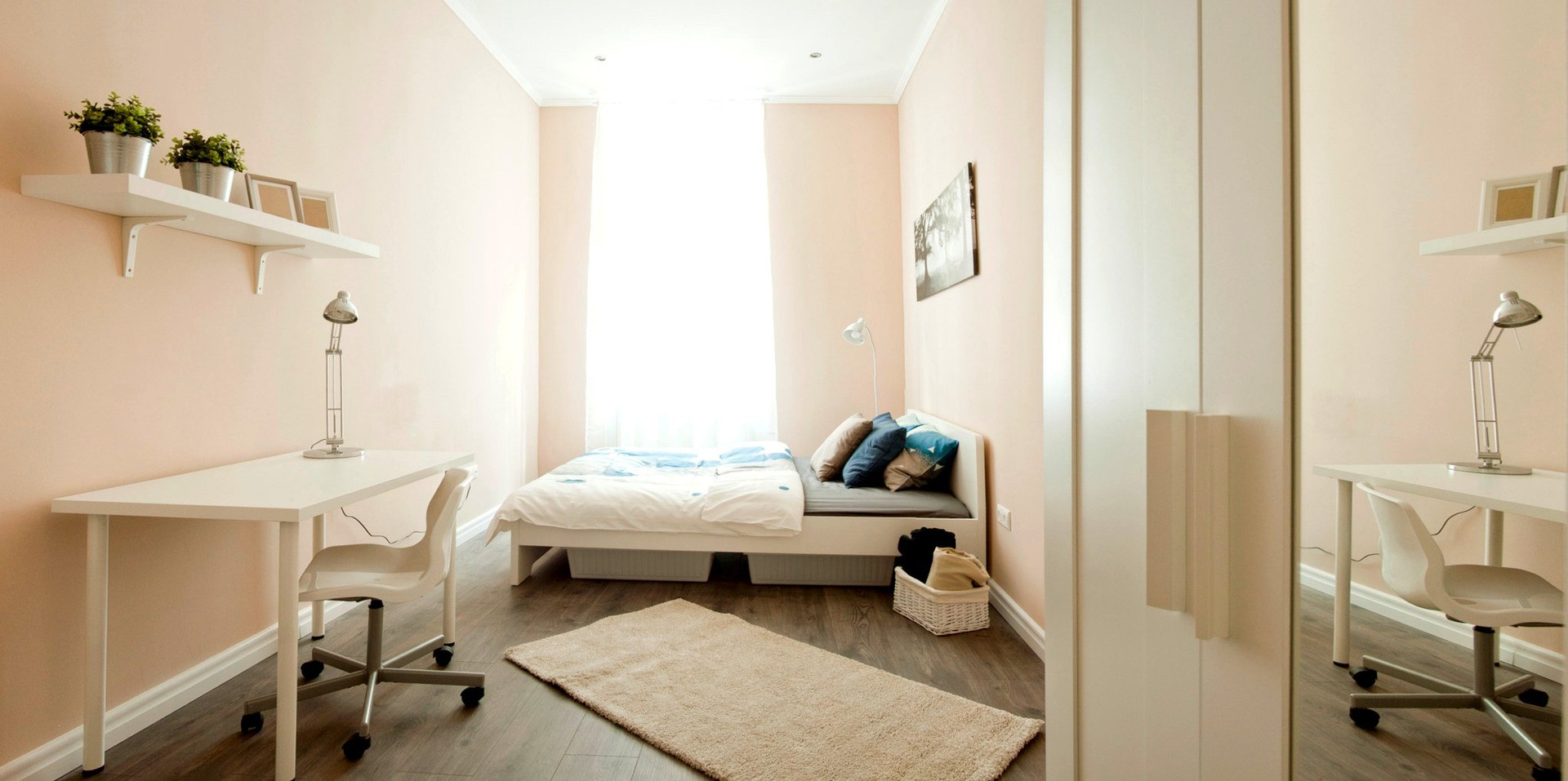 Bright 16 m² private room with a comfortable bed, dedicated workspace and plenty of natural daylight.