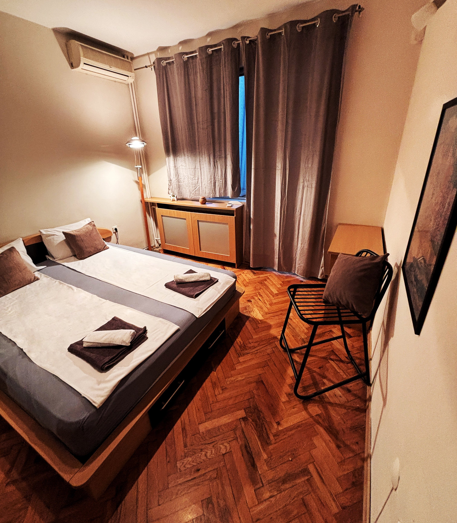 Cozy bedroom with twin beds
