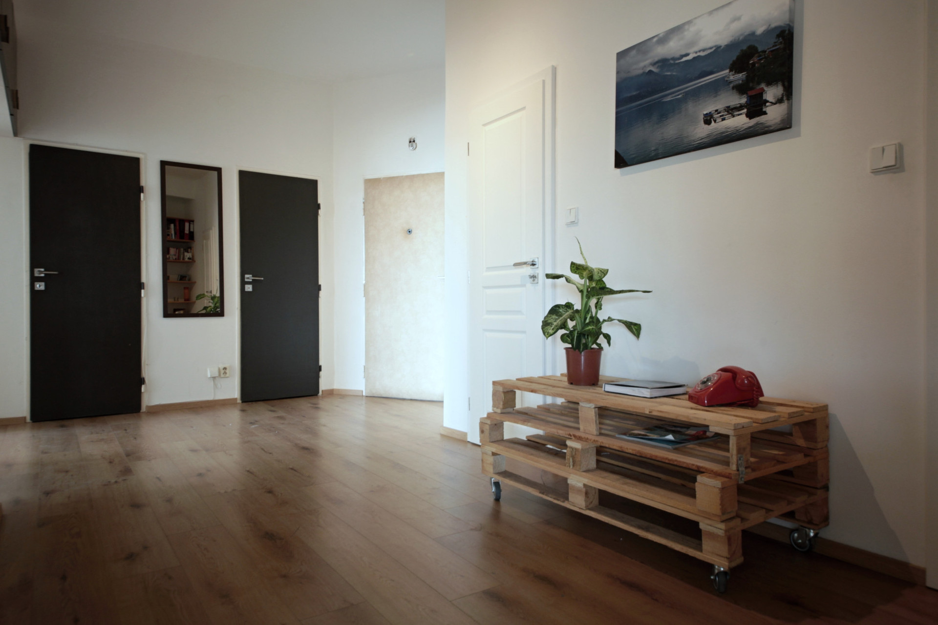 The hallway facing the entrance to the apartment