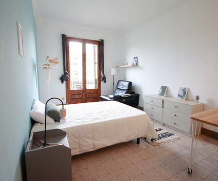 R0302- Room in flat to share in Eixample