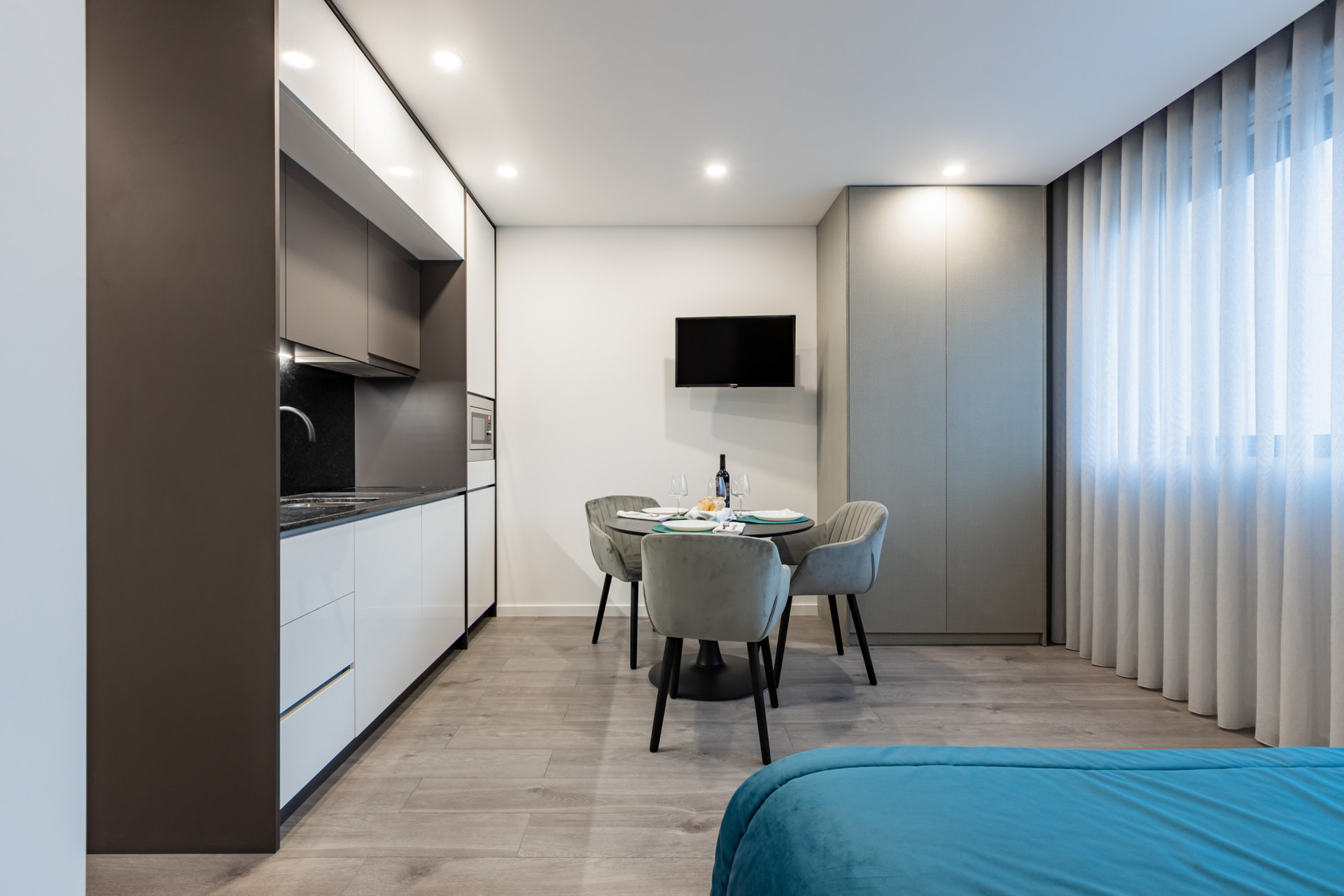 Studio with Double Bed, TV, Kitchenette and Dining Table