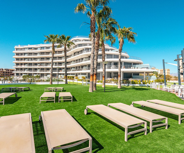 Luxury Beachfront Apt | Heated Pool, Gym & Seaview