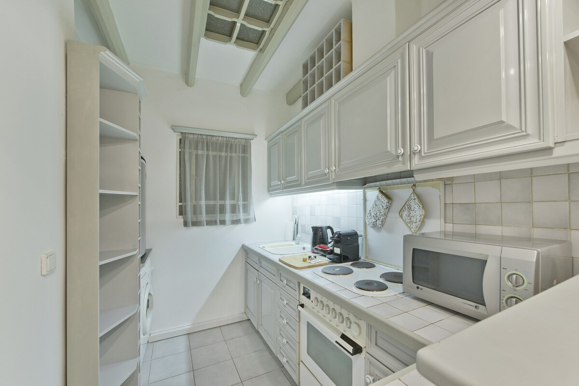 Full kitchen image 1