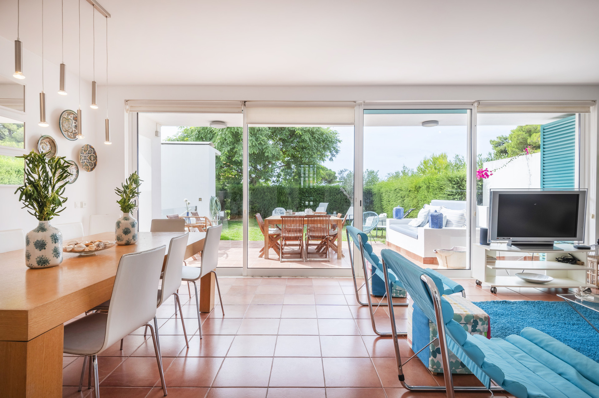 Living Room with a TV, air conditioner and dining table