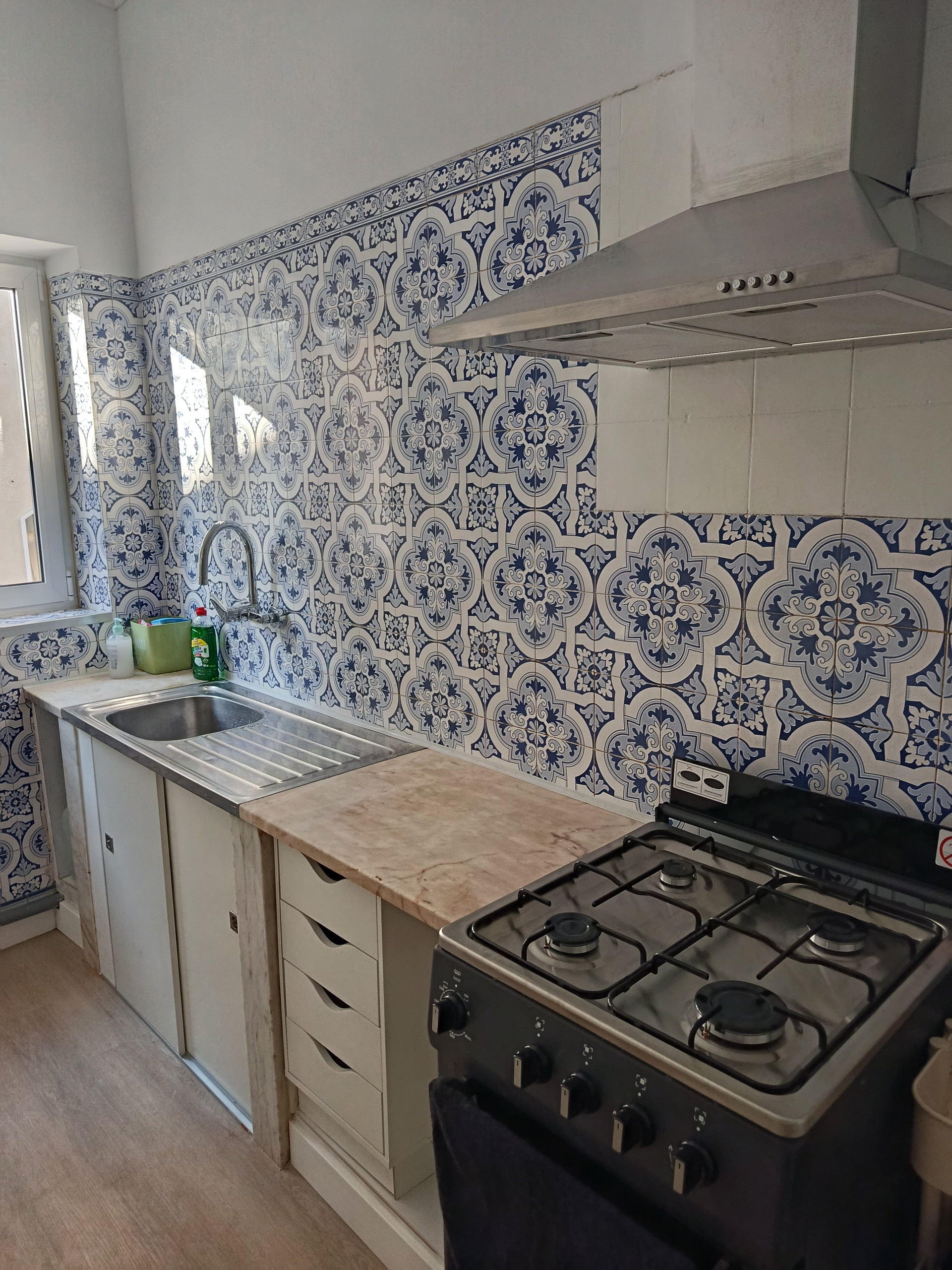 Kitchen with tiled backsplash and stove