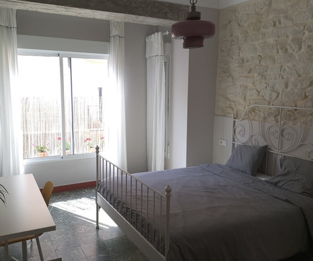 Santa Barbara Room - Shared balcony, bay windows