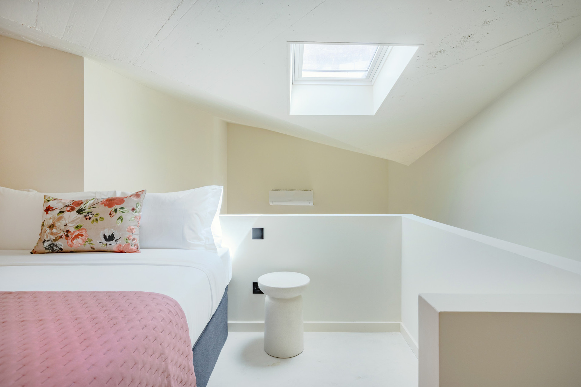 Mezzanine bedroom with a double bed (160 cm x 200cm), wardrobe and a skylight.