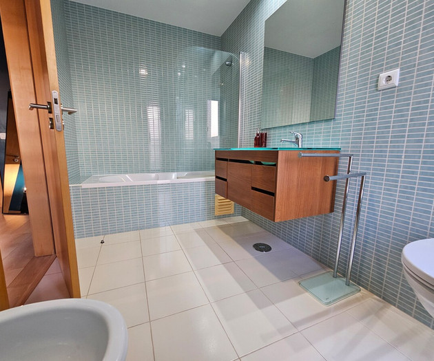 Full bathroom