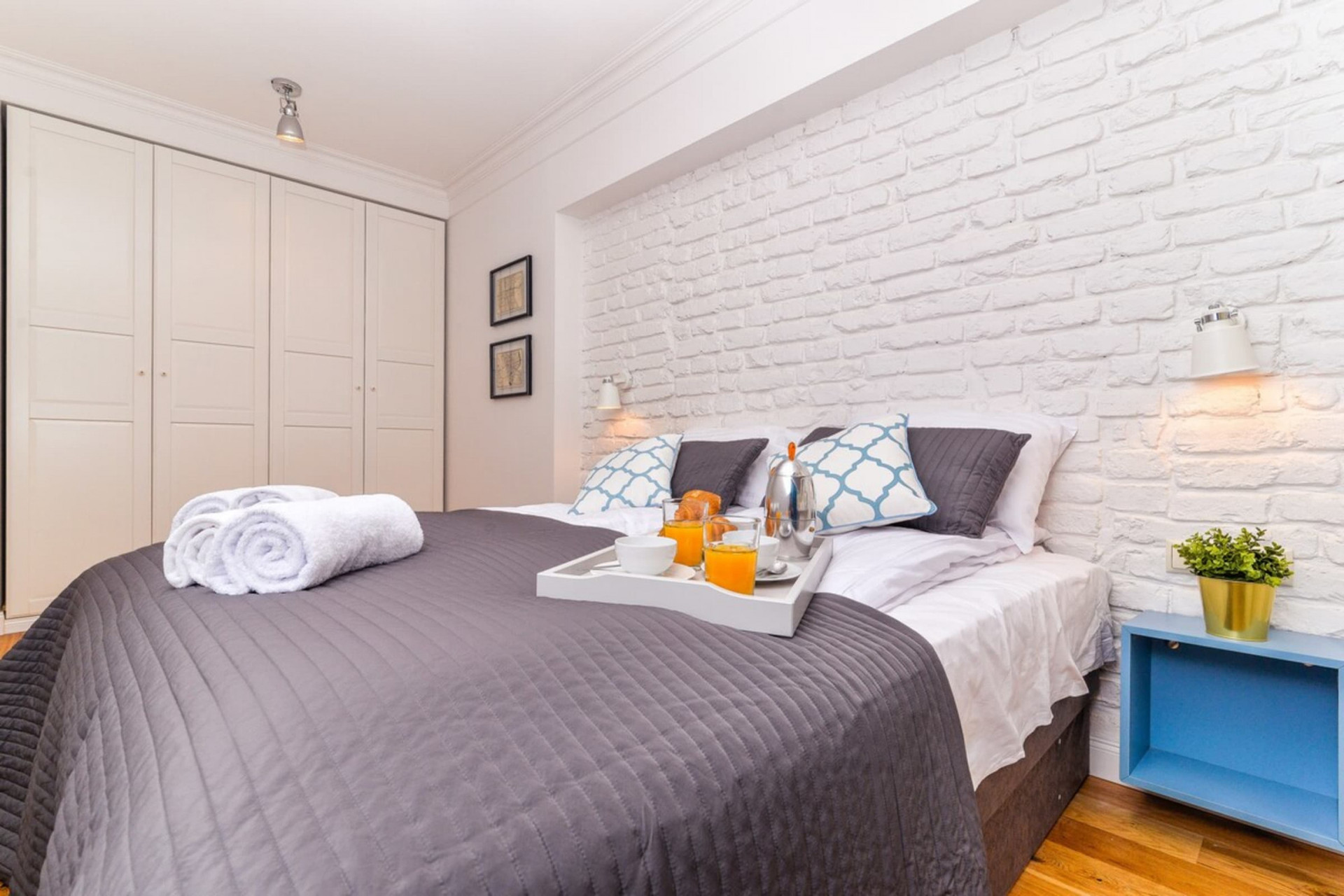 Spacious bedroom with a double bed, ideal for relaxing after a hard day.