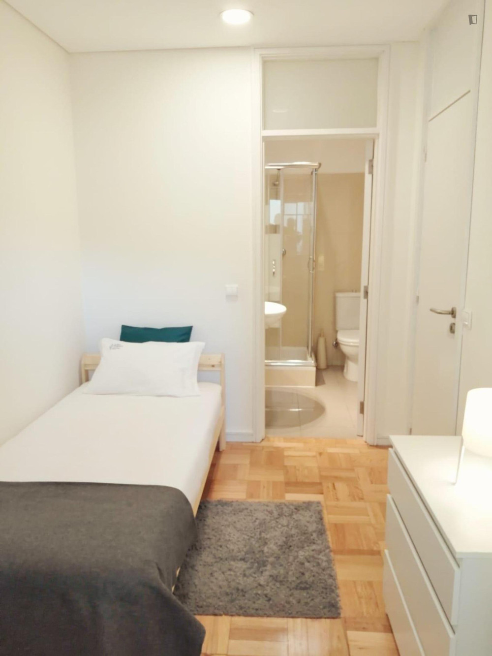 Nice single ensuite bedroom-room 1 preview