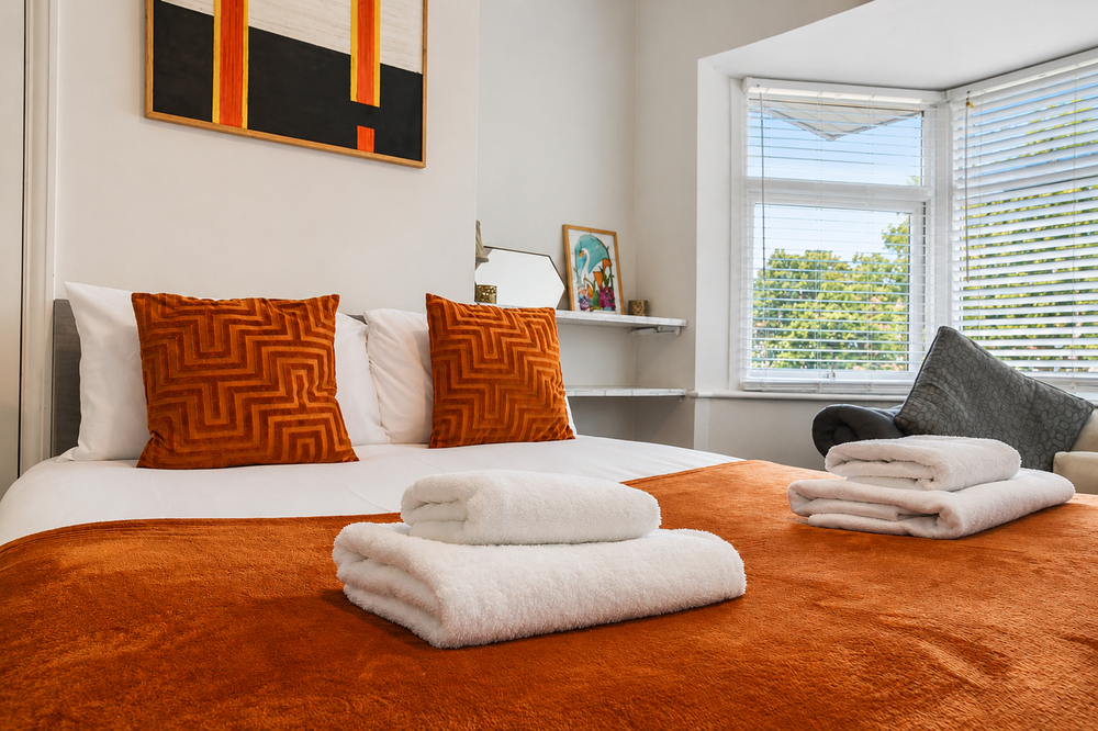 Spacious 3BR Flat Sleeps 7 in Greenford preview