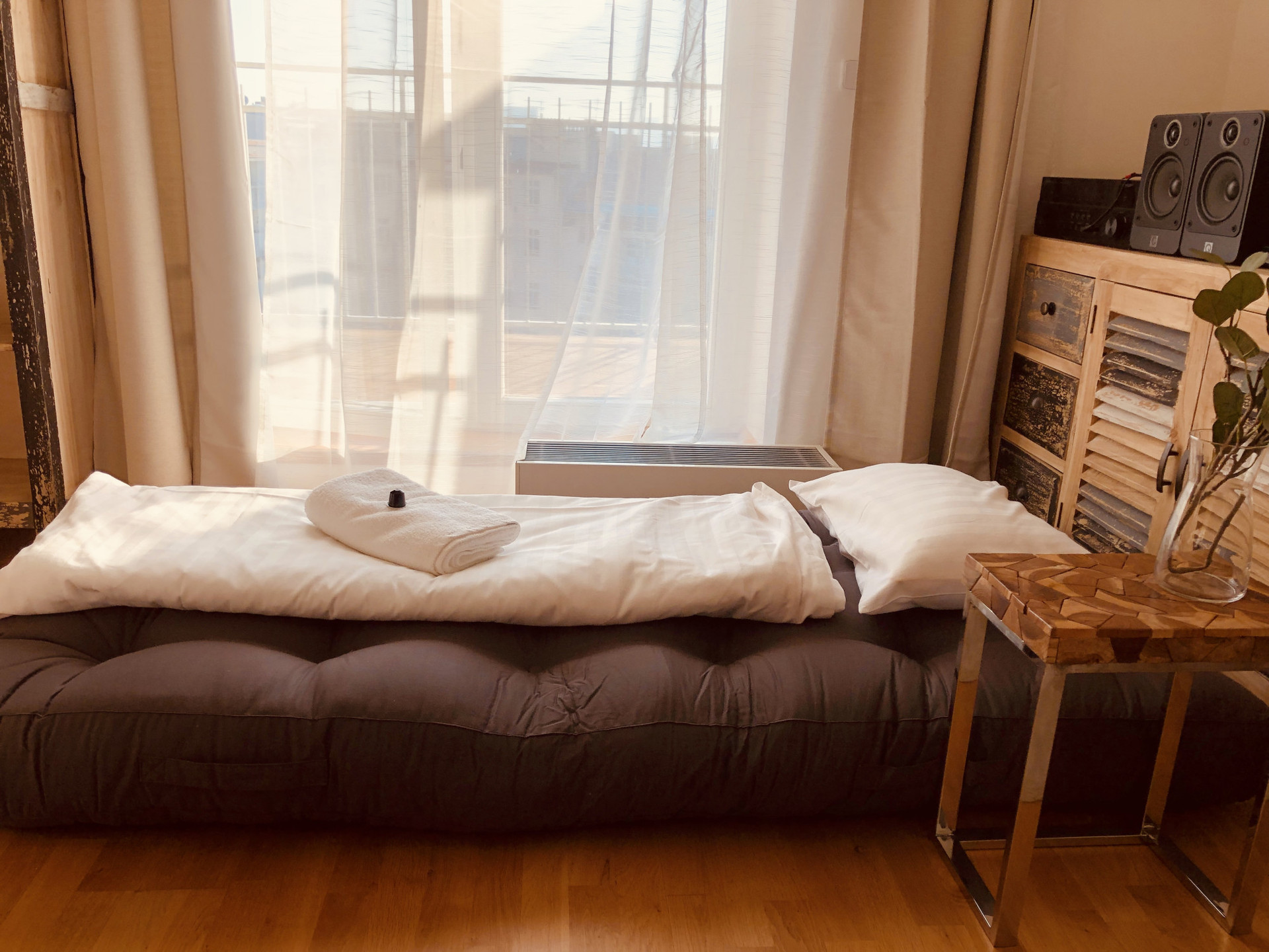 postel pro návštěvy a třetího hosta