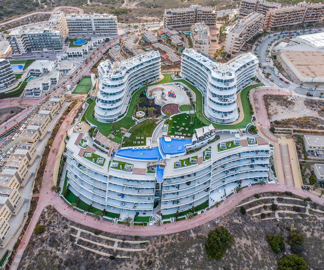 Luxury Beachfront Apt | Heated Pool, Gym & Seaview