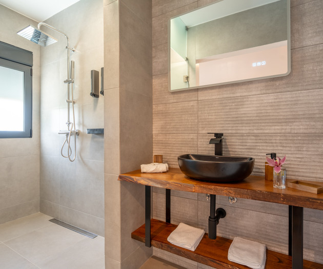 Villa w/ Private Heated Pool, Office, Gym- Madeira