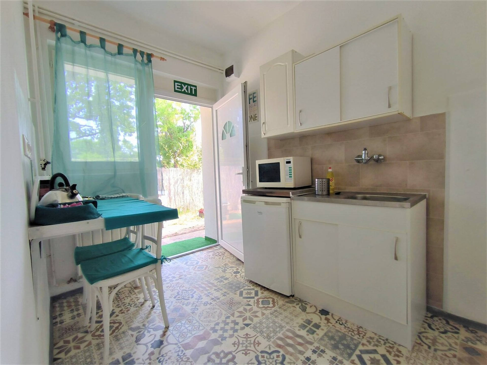 Full kitchen image 2