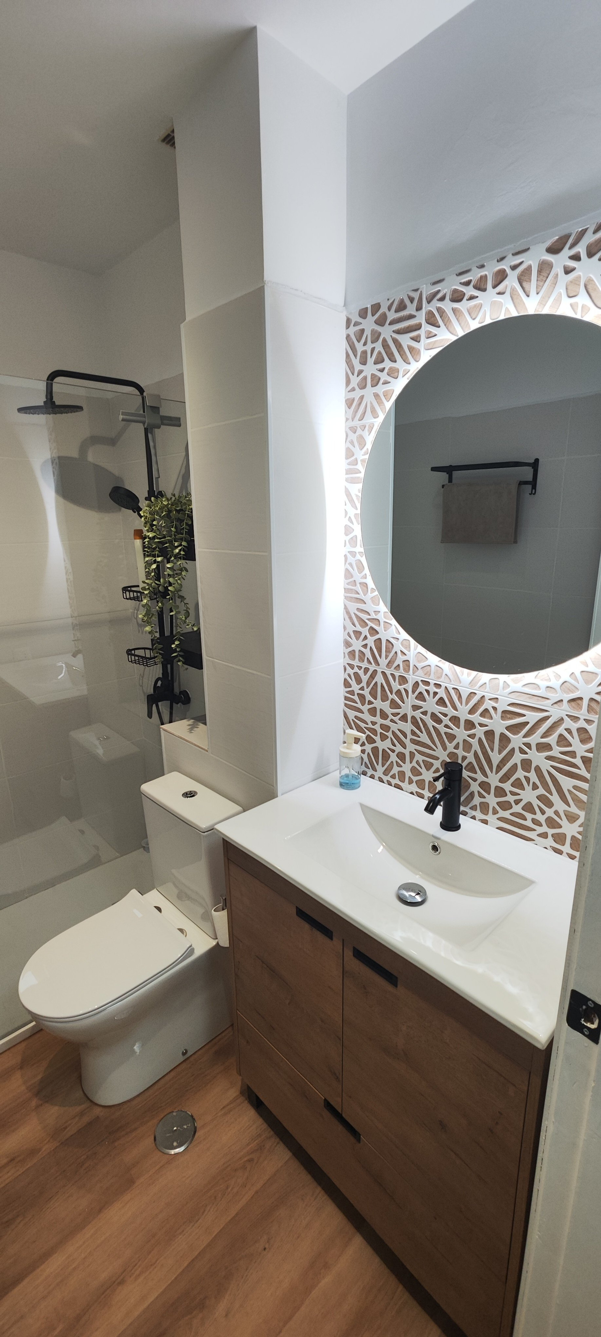 Bathroom with round mirror