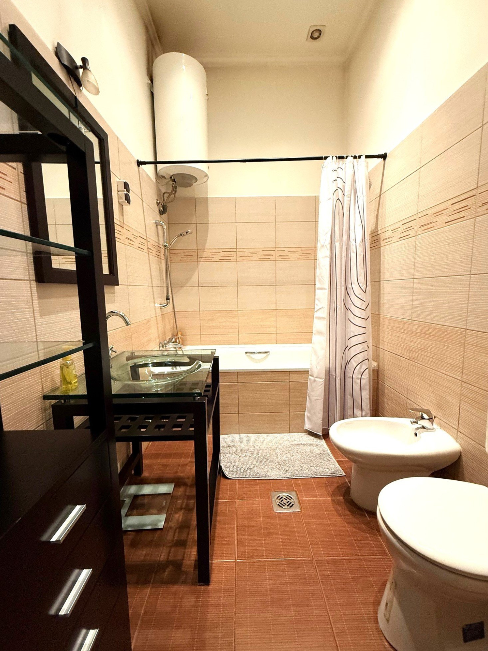 Bathroom with tub and toilet