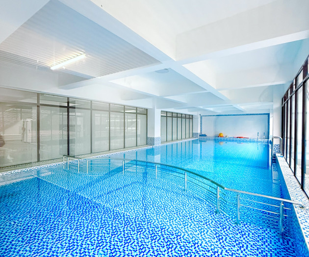 Airy 17th Floor 2BR: City Views, Balcony & Pool