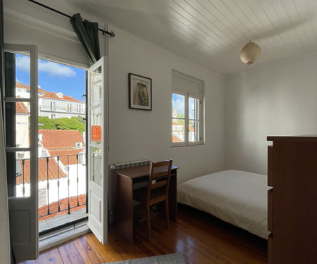 Cosy room with balcony in the center of Alfama