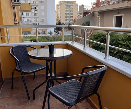 Two bedroom apartment – 4 Min from the Beach!