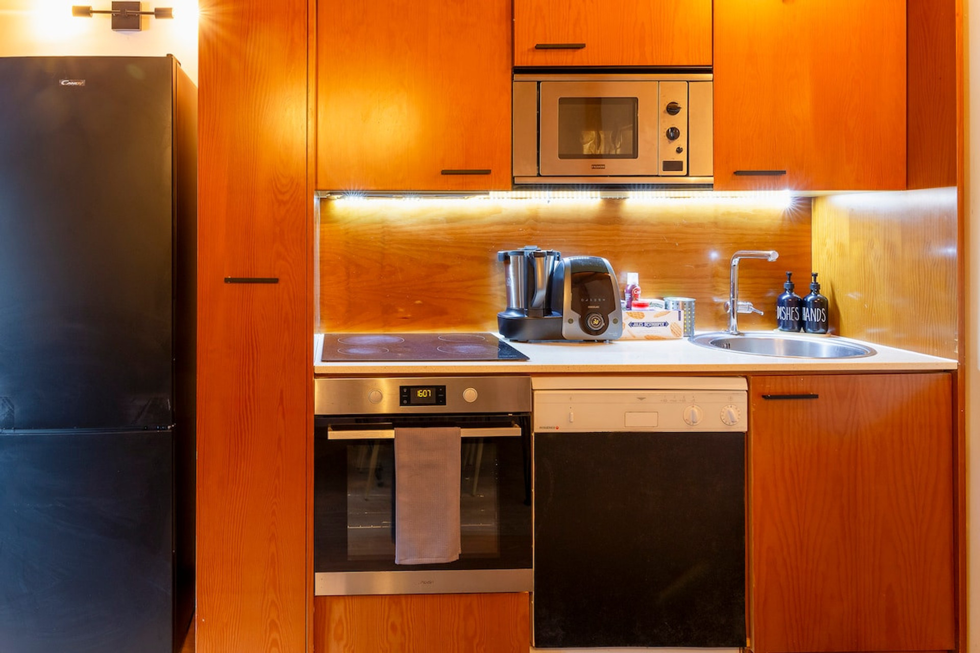 "Hosts were always quick to respond. Found the location & garage perfectly. (..) plenty of dishes, a small & large stainless steel cooking pot & two small nonstick frying pans. (..) I will stay again!!" - Cece ★★★★★