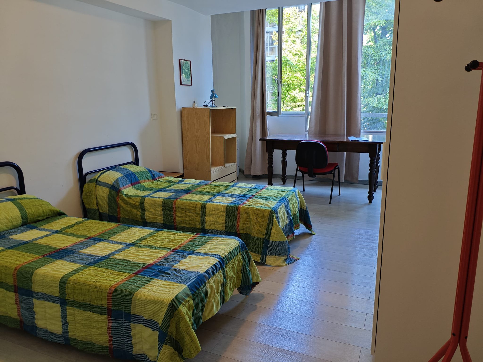 Bedroom with twin beds